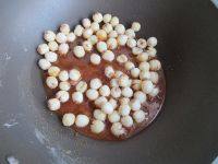 13、拔丝莲子,关火，倒入炸好的莲子，快速翻动，使糖汁均匀的裹满莲子，出锅装盘。