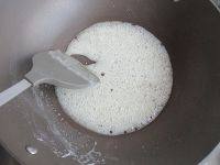 10、拔丝莲子,慢慢的，变成小泡的状态。