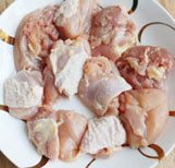 1、奶油炖菜,将鸡腿洗净，去骨去肥油及厚皮，留少许薄皮，切分成大块