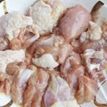 2、奶油炖菜,放入盐适量、黑胡椒粉、蛋清，抓拌均匀，腌20分钟