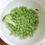 3、奶油炖菜,煮锅中放入适量水，烧开后放入豌豆、盐适量，滴入豆油2滴，煮至熟。豌豆捞出前放入西兰花，煮10秒左右，同豌豆一起捞出，放入冷水中冲凉备用