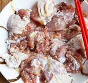 5、奶油炖菜,将鸡腿肉撒上面粉5克，略抓拌，使之均匀地沾到面粉