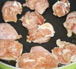 7、奶油炖菜,锅中放入橄榄油，微热后放入鸡腿肉，小火，煎成两面金黄色