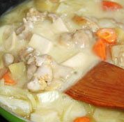 9、奶油炖菜,放入盐适量、白胡椒粉适量、淡奶油适量，搅匀