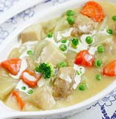 10、奶油炖菜,小火煮约30分钟后盛出装盘，放入豌豆和西兰花，再以画圈的手法倒入淡奶油适量即可