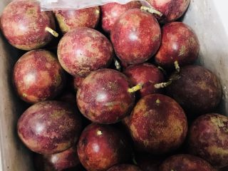 1、秘制百香果蜜,准备新鲜的百香果5斤
