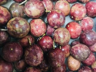 2、秘制百香果蜜,温水洗干净