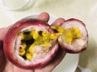 3、秘制百香果蜜,用开果器打开，勺子挖出果肉。不建议直接对半切开，否则果汁会流出来，影响出汁率哦