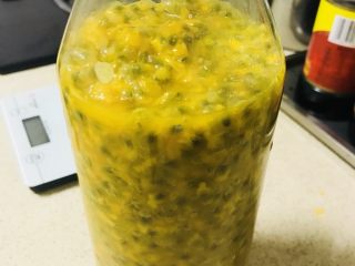 4、秘制百香果蜜,把果肉装进事先清洗晾干的瓶子里