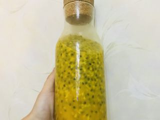 6、秘制百香果蜜,加入冰糖，盖好塞子，放入冰箱冷藏，不定时上下颠倒瓶子帮助冰糖溶化，大概一周后即可饮用。饮用时倒出原汁，加入温水即可。