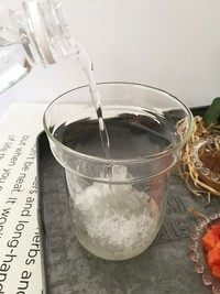 5、金秋玉桂燕窝木瓜盅,注入纯净水或矿泉水,稍微没过燕窝即可。