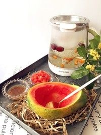 10、金秋玉桂燕窝木瓜盅,炖好的燕窝汤也准备就绪了。使用养生壶最大的好处就是中途可以去做别的事情,也不用担心会干锅或者溢出来。