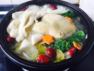 15、竹荪炖笨鸡汤,最后放入西兰花，胡萝卜片煮约2分钟左右。