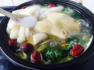 17、竹荪炖笨鸡汤,放适量的盐调味