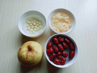 4、雪梨银耳莲子羹,食材准备齐全。