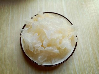 8、雪梨银耳莲子羹,泡发的银耳去根，撕成小块。