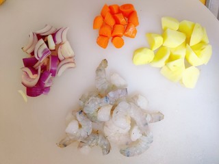 2、一人食的咖喱大虾饭,材料改刀成小块，土豆尽量切小，不易熟透