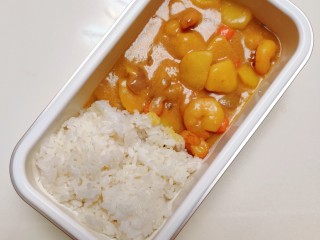 10、一人食的咖喱大虾饭,咖喱熬到浓稠就可以出锅了，一份简简单单的咖喱饭就做好啦