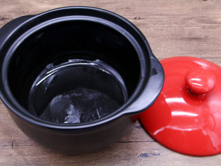 1、广式腊肠煲仔饭,砂锅清洗干净，吹干水分，在底部刷一层油