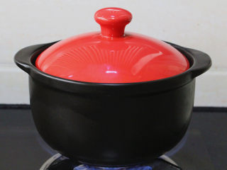 2、广式腊肠煲仔饭,砂锅置于火上，大火煮开，黑乐砂锅的导热性能好，在即将烧开的时候就可以把火调到最小