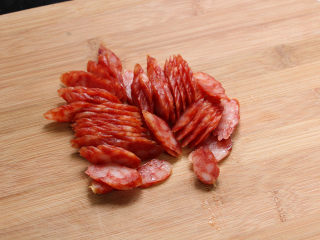 3、广式腊肠煲仔饭,腊肠切片备用