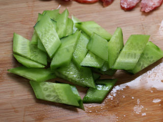 4、广式腊肠煲仔饭,黄瓜也切菱形片，用青菜也行，黄瓜清香，加入煲仔饭也是不错的选择哦。