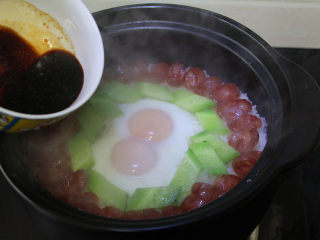 7、广式腊肠煲仔饭,摆入黄瓜，淋上酱汁，关火利用余热焖5分钟。