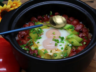 9、广式腊肠煲仔饭,成品