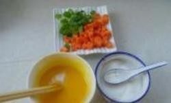 1、蛋炒饭,1.鸡蛋取蛋黄加少许盐打散，胡萝卜洗净、去皮切丁。