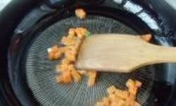 2、蛋炒饭,2.锅置火上少许油烧热，将胡萝卜丁炒熟盛出待用。