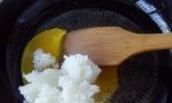 3、蛋炒饭,3.锅中留少许油烧至3成热倒入蛋液，蛋液快凝固立即倒入米饭。