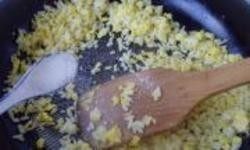 4、蛋炒饭,4.快速翻炒使每一粒米饭裹上蛋液，调少许盐翻炒均匀。