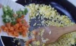 5、蛋炒饭,5.炒至粒粒金黄、散开，倒入葱花、胡萝卜翻炒几下即可。