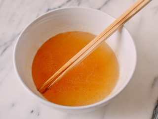 5、东北锅包肉,准备糖酱,醋,半勺盐和香油。搅拌溶解，放在一边。