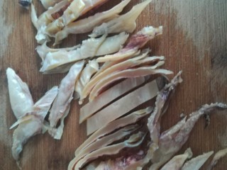 2、玉米墨鱼炖肉,墨鱼切宽0.8cm左右的粗条。