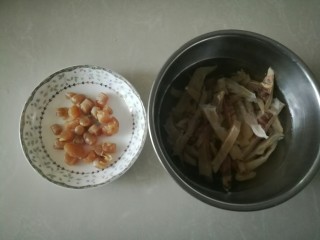 3、玉米墨鱼炖肉,墨鱼提前泡一下，干贝洗净。