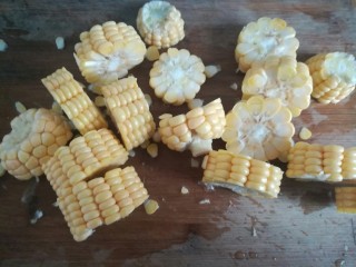 4、玉米墨鱼炖肉,玉米剁成块。