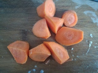 5、玉米墨鱼炖肉,胡萝卜切滚刀块。