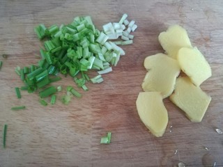 6、玉米墨鱼炖肉,准备姜片和葱花。