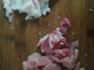 7、玉米墨鱼炖肉,鲜肉切薄片。