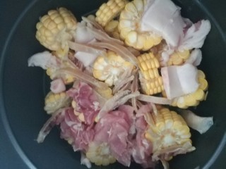 8、玉米墨鱼炖肉,墨鱼，肉，干贝，玉米，姜片放入高压锅中，加适量水，炖半小时。