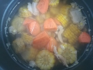 9、玉米墨鱼炖肉,半小时后，加入胡萝卜块，再炖几分钟。