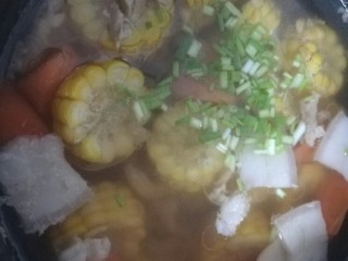 10、玉米墨鱼炖肉,放适量盐，撒葱花，出锅。（墨鱼和干贝都是非常鲜的海产品，不要放鸡精，味道也特别鲜美）