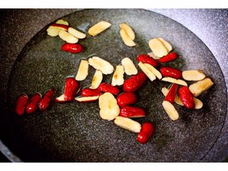 3、玉米百合红枣糊,锅中放入适量清水、把切好的红枣片放入锅中、大火烧开转小火继续煮10分钟