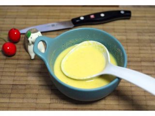 4、玉米百合红枣糊,玉米面里加食用碱用清水和成糊状、如图