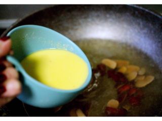 5、玉米百合红枣糊,把和成糊的玉米面慢慢滴倒入锅中、用勺子慢慢搅拌均匀、小火继续熬煮10分钟