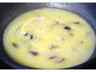 6、玉米百合红枣糊,这个过程一直要用勺子慢慢搅动着、看着玉米糊糊变成粘稠时