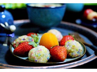 10、玉米百合红枣糊,配上五彩糯米饭团和草莓