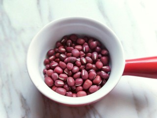 6、腊八节-腊八粥,红豆准备好。