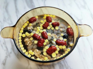 17、腊八节-腊八粥,淘干净，放入器具中泡2小时。